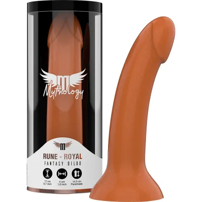 Brauner Fantasy-Dildo "Rune - Royal" von Mythology, 17 cm lang, 4 cm Durchmesser, in transparenter Verpackung.