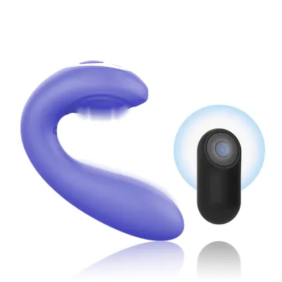 Lila C-förmiger Vibrator mit schwarzer Fernbedienung auf weißem Hintergrund.