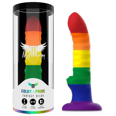 Regenbogenfarbener Dildo in Verpackung, mit Flügel-Logo und der Aufschrift "Colby - Pride Fantasy Dildo".
