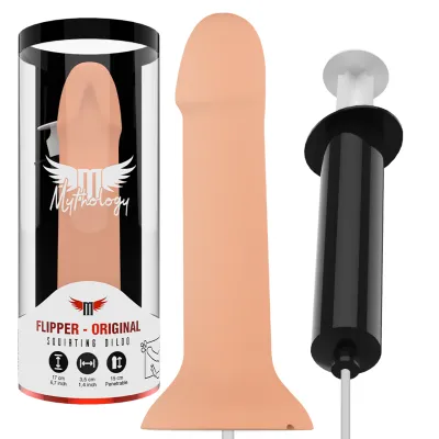 Verpackung und Produkt eines hautfarbenen Dildos mit Spritzfunktion, daneben eine schwarze Pumpe.