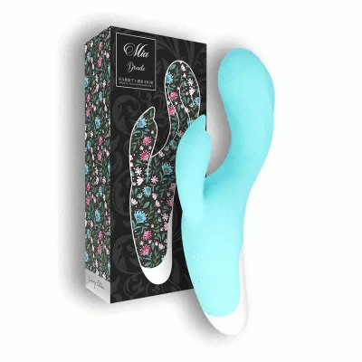 Blauer Rabbit-Vibrator vor einer dekorativen Verpackung mit Blumenmuster.