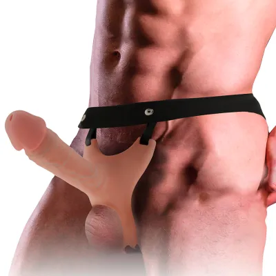 Mann mit nacktem Oberkörper trägt einen Penisgurt mit einem realistisch aussehenden Dildo.