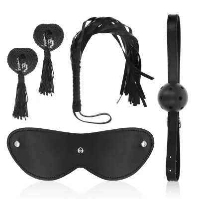 Schwarze Augenmaske, Peitsche, Ballknebel und Quasten auf weißem Hintergrund.