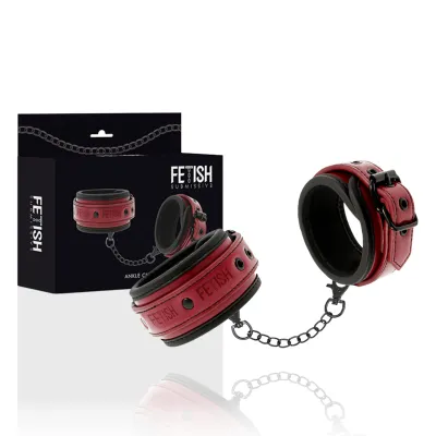 Rote Fußfesseln mit Kette, Verpackung im Hintergrund, Aufschrift "Fetish Submissive".