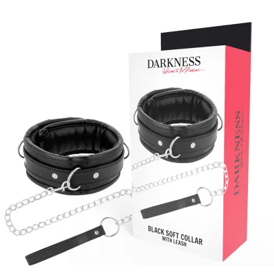 Schwarzes Halsband mit Kette und Verpackung mit der Aufschrift "Darkness: Welcome to the Pleasure".