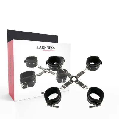 Schwarze Hand- und Fußfesseln mit weichem Innenfutter, präsentiert vor einer Verpackung mit der Aufschrift "Darkness".