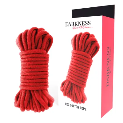 Rotes Baumwollseil vor Verpackung mit der Aufschrift "Darkness".