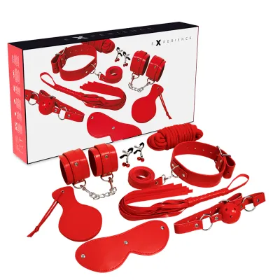 Rotes Bondage-Set mit Handschellen, Augenmaske, Seil, Peitsche und Knebel, abgebildet vor der Verpackung.