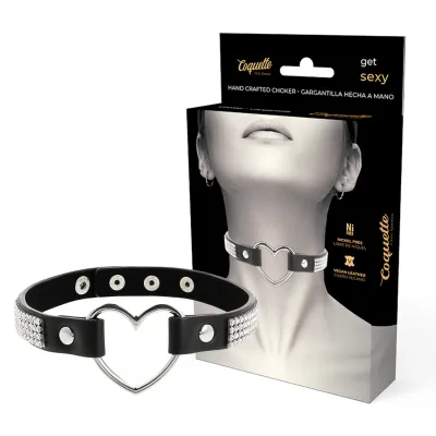 Schwarzes Halsband mit Herzanhänger und Strasssteinen, verpackt in einer Schachtel mit Bild einer Person, die es trägt.