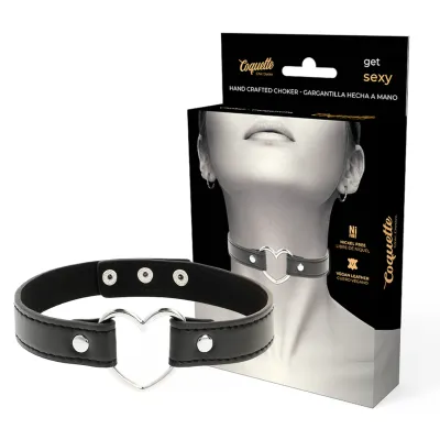 Schwarzes Choker-Halsband mit Herzanhänger, verpackt in einer Schachtel mit Bild einer Person, die das Halsband trägt.