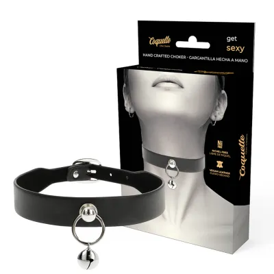Schwarzes, handgefertigtes Choker-Halsband mit silbernem Ring und Glocke, verpackt in einer stilvollen Box.