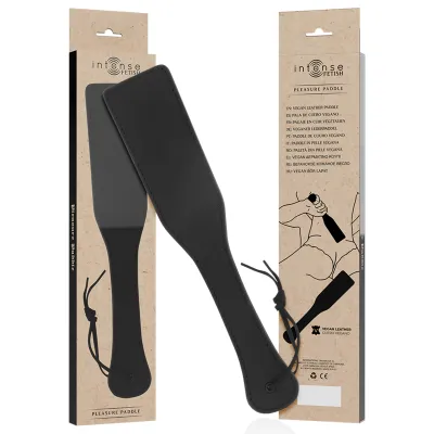 Schwarzes Paddle aus veganem Leder, verpackt in einer Box mit mehrsprachiger Beschriftung und Zeichnung.