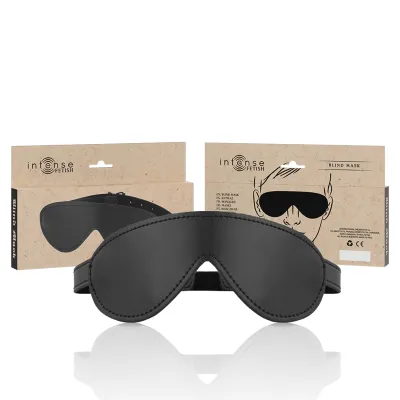Schwarze Augenmaske vor zwei Verpackungen mit der Aufschrift "Intense Fetish Blind Mask".