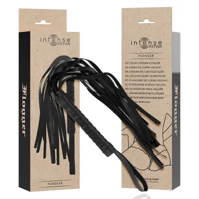 Schwarzer veganer Leder-Flogger mit Verpackung, Markenname "Intense Fetish", mehrsprachige Produktbeschreibung.