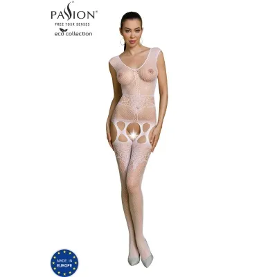 Frau in weißem, durchsichtigem Bodystocking mit Spitzenmuster, stehend, mit "Made in Europe"-Logo.