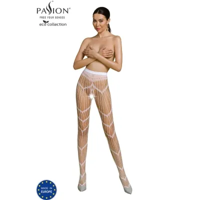Frau in gemusterten Strumpfhosen, hält Arme vor der Brust, mit "Passion" und "Made in Europe" Logos.