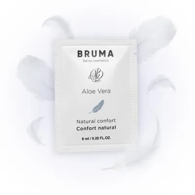 Kosmetik-Sachet mit Aloe Vera von Bruma, umgeben von weißen Federn, 6 ml.