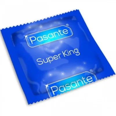 Blue condom packaging with the inscription "Pasante Super King".
