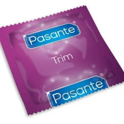 Lila Kondomverpackung der Marke Pasante mit der Aufschrift "Trim".