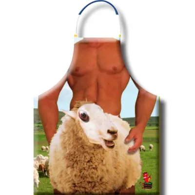 Schürze mit muskulösem Oberkörper und Schafmotiv, im Hintergrund eine Wiese mit Schafen.