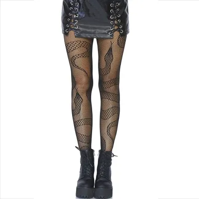 Person in schwarzem Rock und Netzstrumpfhose mit Schlangenmotiv, trägt schwarze Stiefel.