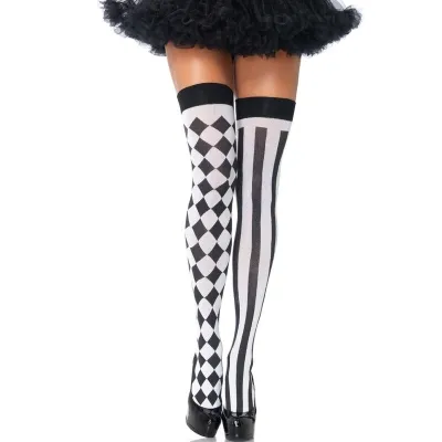 Schwarz-weiße Strumpfhosen, eine mit Rauten, die andere mit Streifen, getragen mit schwarzen Schuhen und Rock.