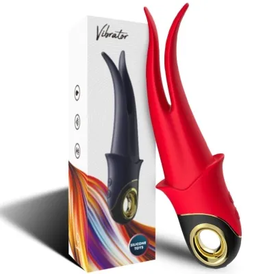 Roter Vibrator mit goldenen Akzenten neben Verpackung mit buntem Design und der Aufschrift "Silicone Toys".
