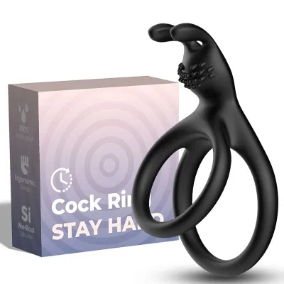 Schwarzer Cockring aus Silikon vor Verpackung mit der Aufschrift "Cock Ring Stay Hard".