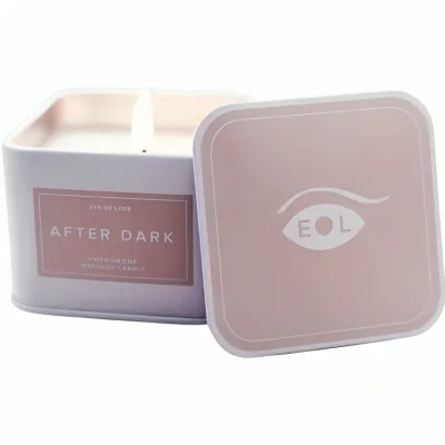 Rosa Massagekerze "After Dark" von Eye of Love mit abgenommenem Deckel, quadratische Form.