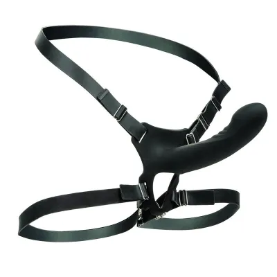 Schwarzes Strap-On-Harness mit verstellbaren Riemen und einem befestigten Dildo.