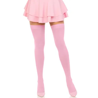 Person in rosa Strümpfen und Rock, trägt rosa Schuhe.