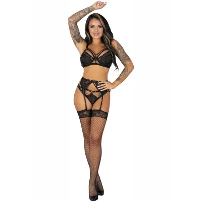 Frau in schwarzer Spitzenunterwäsche und Netzstrümpfen, hebt einen Arm, tätowierte Arme, lächelt in die Kamera.
