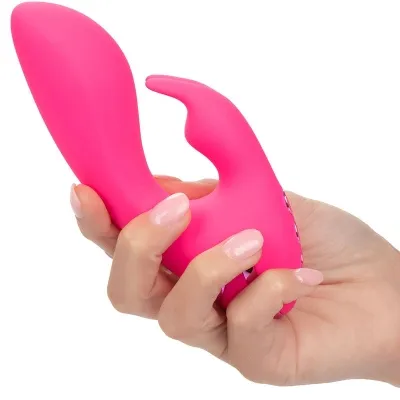Hand hält pinken Vibrator mit zwei Enden.