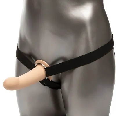 Mannequin mit einem Strap-On-Dildo, befestigt mit einem schwarzen Gurt.