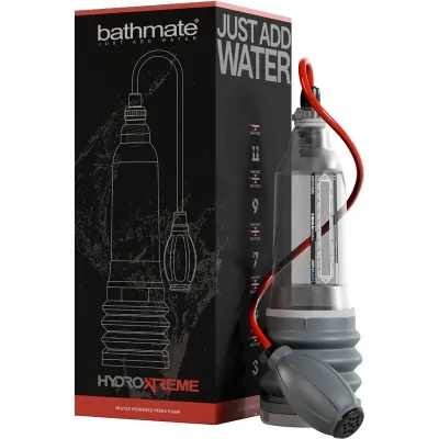 Verpackung und Produkt einer Bathmate HydroXtreme Penispumpe mit rotem Schlauch und grauem Griff.