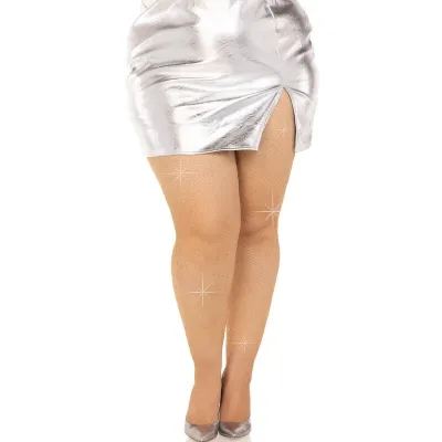 Frau in silbernem Rock und glitzernden Strumpfhosen, trägt silberne Schuhe.