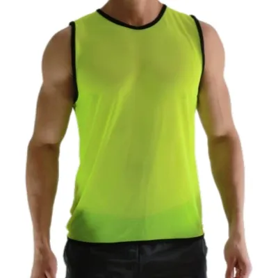 Mann trägt ein neongelbes ärmelloses Shirt mit schwarzen Rändern.