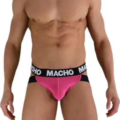 Mann in pinkem Jockstrap mit schwarzem Bund, auf dem "MACHO" steht.