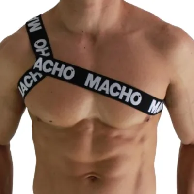 Muskulöser Oberkörper mit schwarzem Gurt, der "MACHO" in weißen Buchstaben trägt.