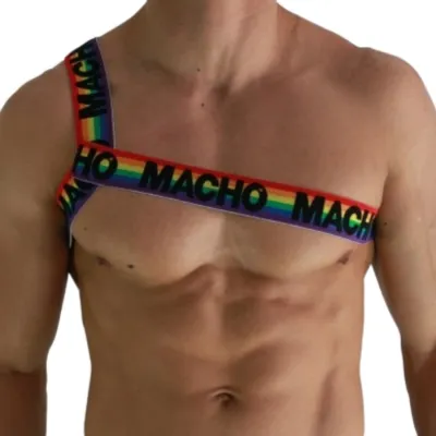 Oberkörper eines Mannes mit Regenbogenband mit "MACHO"-Aufschrift über der Brust.