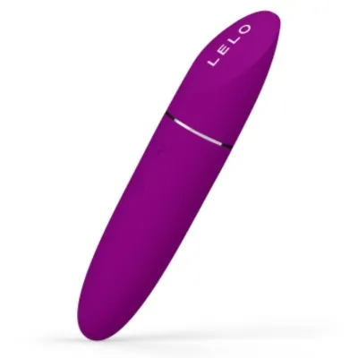 Lila Vibrator mit glatter Oberfläche und silbernem Ring, Marke "LELO" auf der Oberseite.