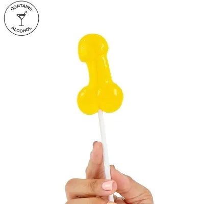Gelber Lutscher in Form eines Penis, gehalten von einer Hand. Enthält Alkohol.