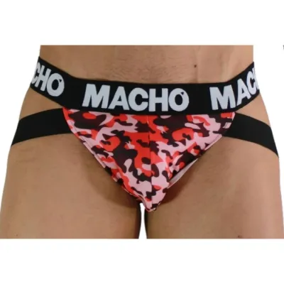 Mann trägt roten Camouflage-Jockstrap mit schwarzem Bund, auf dem "MACHO" steht.