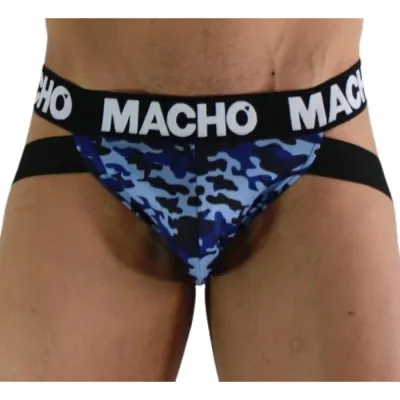 Mann trägt blaues Camouflage-Jockstrap mit schwarzem Bund, auf dem "MACHO" steht.