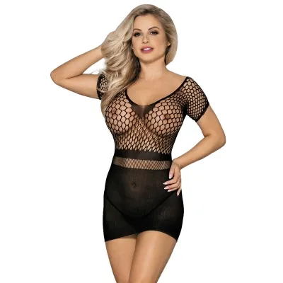 Frau in schwarzem Netzkleid vor weißem Hintergrund.