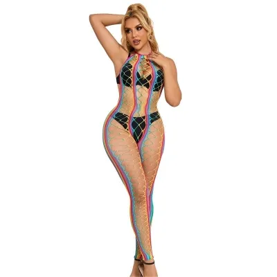 Frau in buntem, durchbrochenem Catsuit mit schwarzem Bikini darunter, posiert mit einer Hand am Kopf.