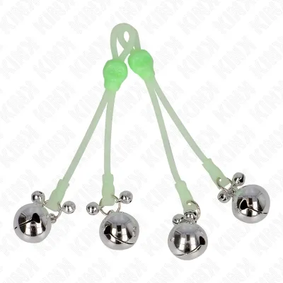 Zwei grüne Bänder mit Totenkopf-Design, an denen silberne Glöckchen hängen.