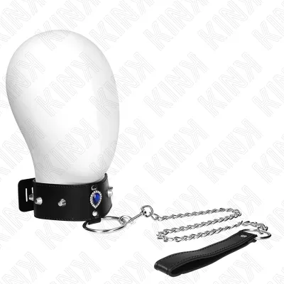 Schwarzes Halsband mit blauen Herzstein und Kette, auf einem weißen Mannequin-Kopf präsentiert.