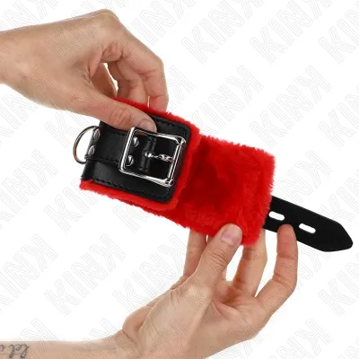 Handgelenkfesseln Mit Löchern Roter Und Schwarzer Leine – Kink