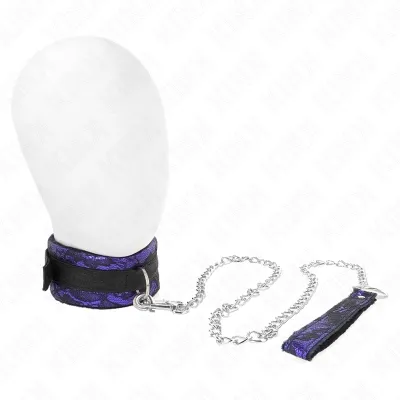 Lila Halsband mit schwarzer Spitze und Kette, auf einem weißen Mannequin-Kopf präsentiert.